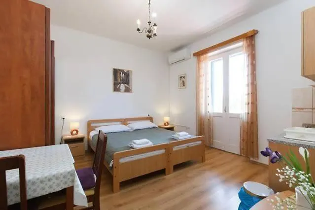 Studio Mit Balkon Fuer Zwei Personen